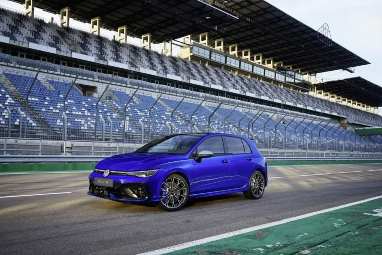 Volkswagen Golf R modelleri ön siparişe açıldı! İşte dikkat çekici fiyatı ve özellikleri neler?